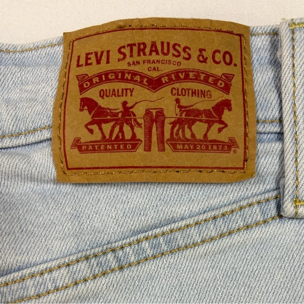 Levi’s Women’s Ribcage Ankle Straight Button Fly Light Wash Jeans | Size 28x27